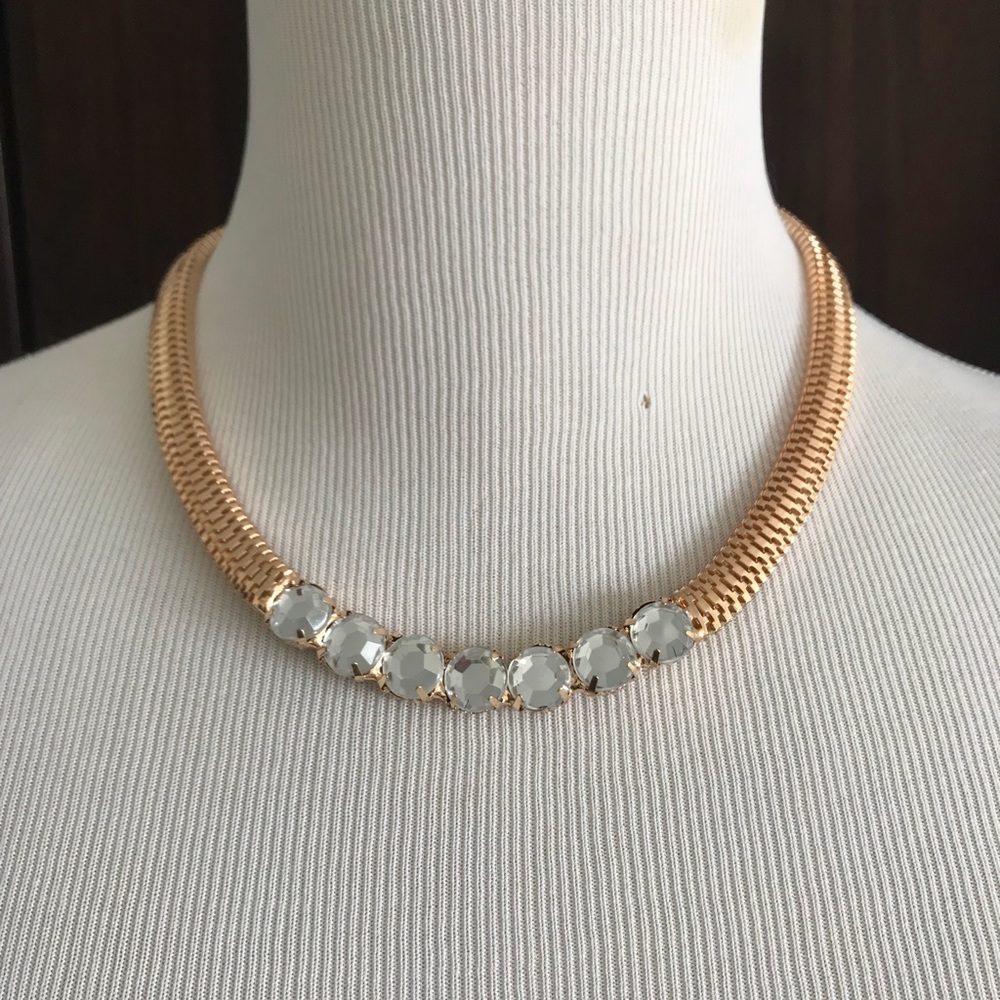 Short gold necklace